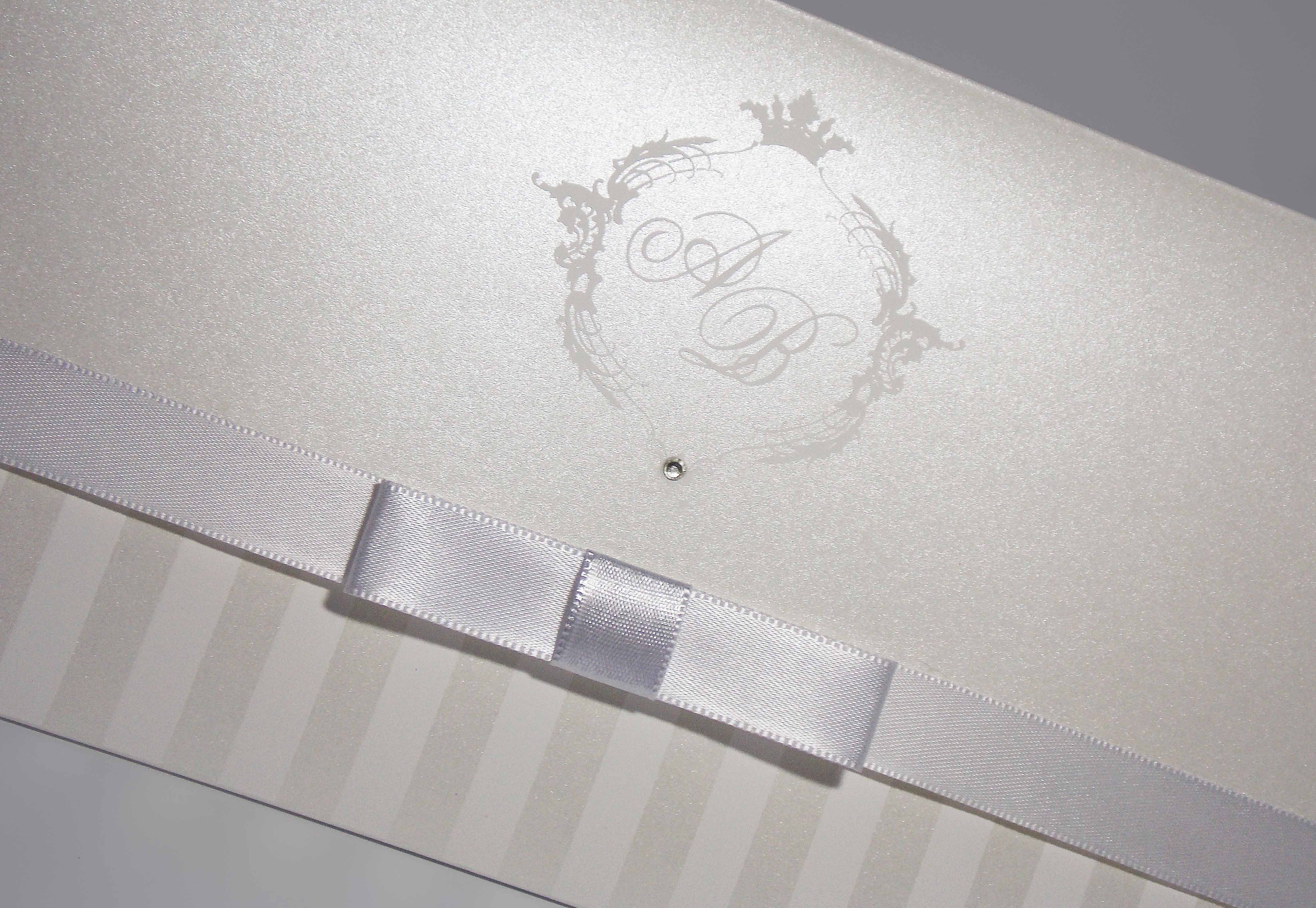 Convite de casamento tradicional com lacre em fita e laço chanel