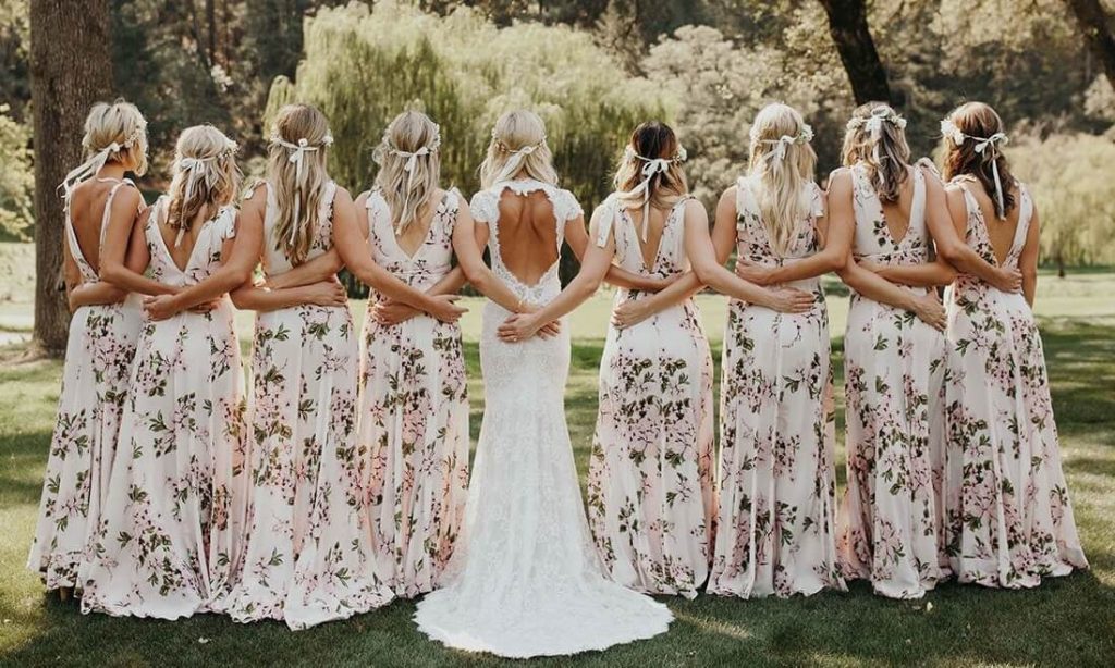 Madrinhas de casamento com vestido floral